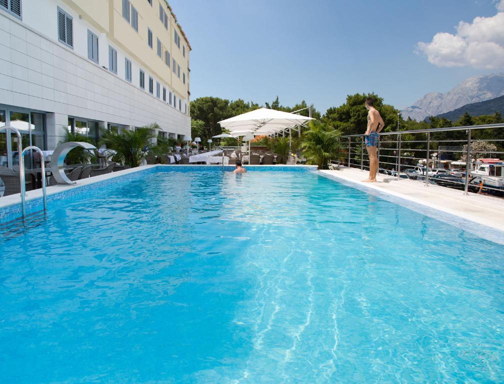 Bazén v ubytovaní Aparthotel Miramare alebo v jeho blízkosti