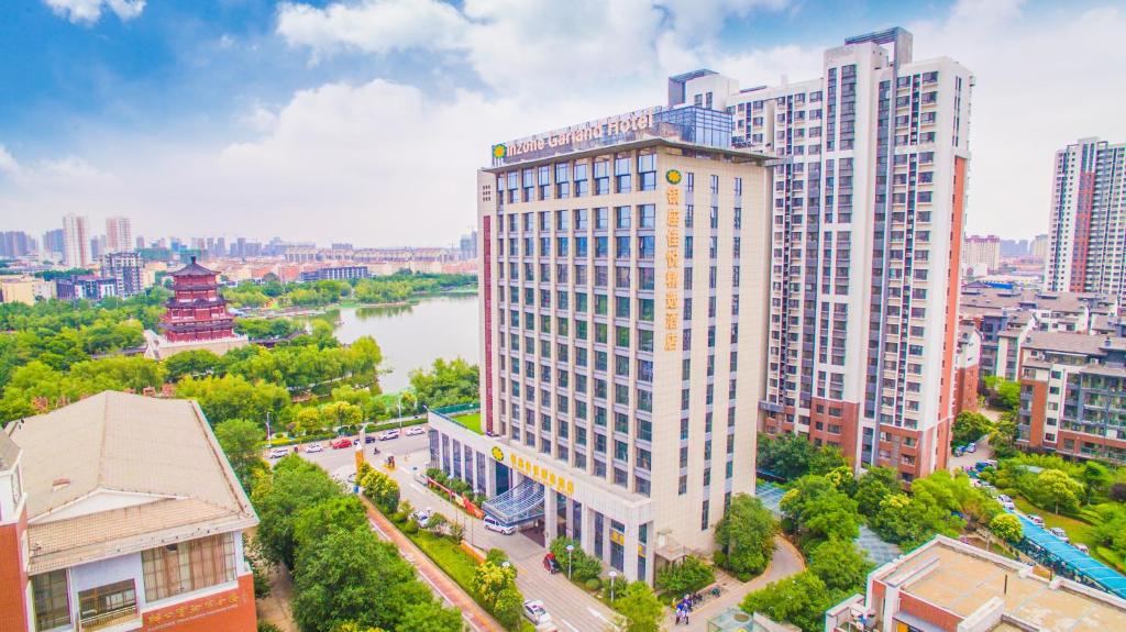 une vue aérienne sur une ville avec de grands bâtiments dans l'établissement 济宁银座佳悦精选酒店, à Jining