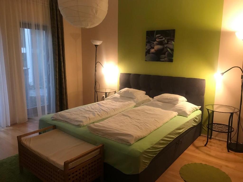 Posteľ alebo postele v izbe v ubytovaní Feng Shui Wellness Apartmanház Hévíz