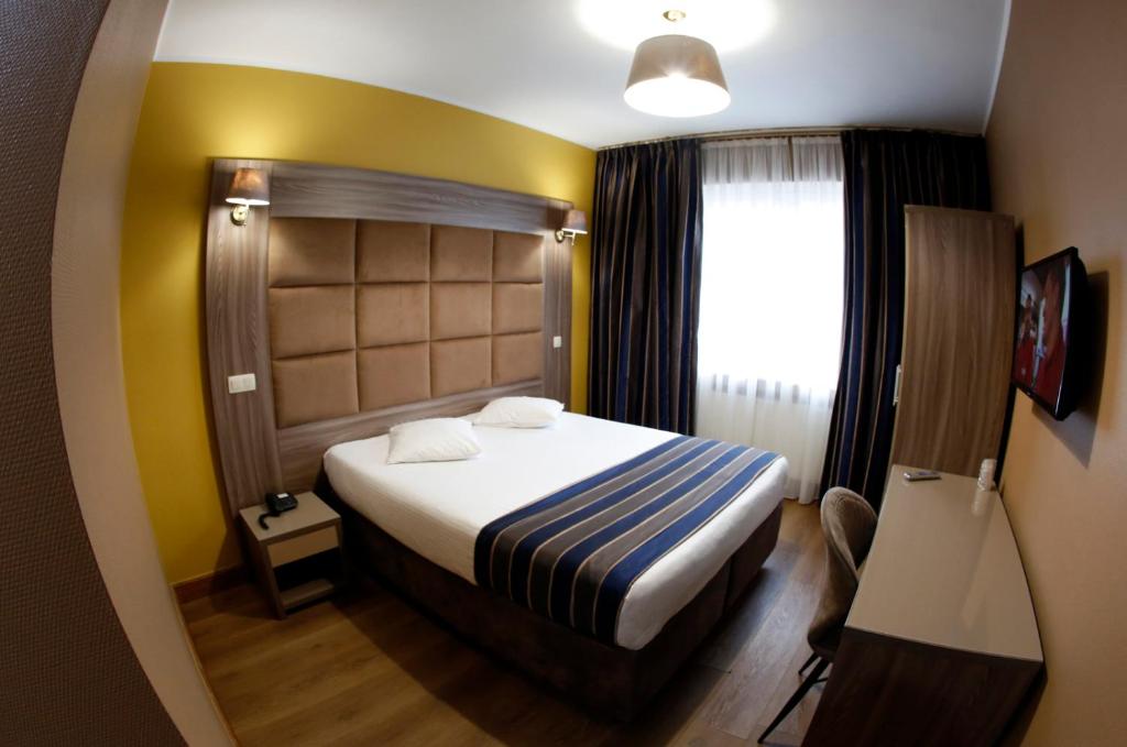 Postel nebo postele na pokoji v ubytování Hotel Midi-Zuid