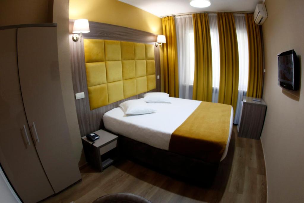 une chambre d'hôtel avec un lit et une télévision dans l'établissement Hotel Midi-Zuid, à Bruxelles