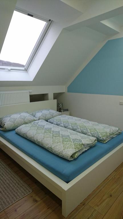 a bed in a room with a window at Ferienwohnung Spatzennest in Fladungen