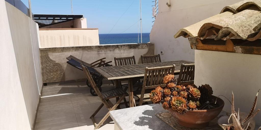 敘拉古的住宿－SEA-VIEW TERRACE & BIKES Moon Ortigia Holiday Home，一个带桌椅的海景阳台