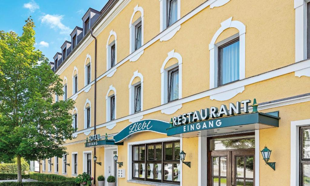 Hotel Liebl في بلاتلينغ: مبنى اصفر مع لافته للمطعم