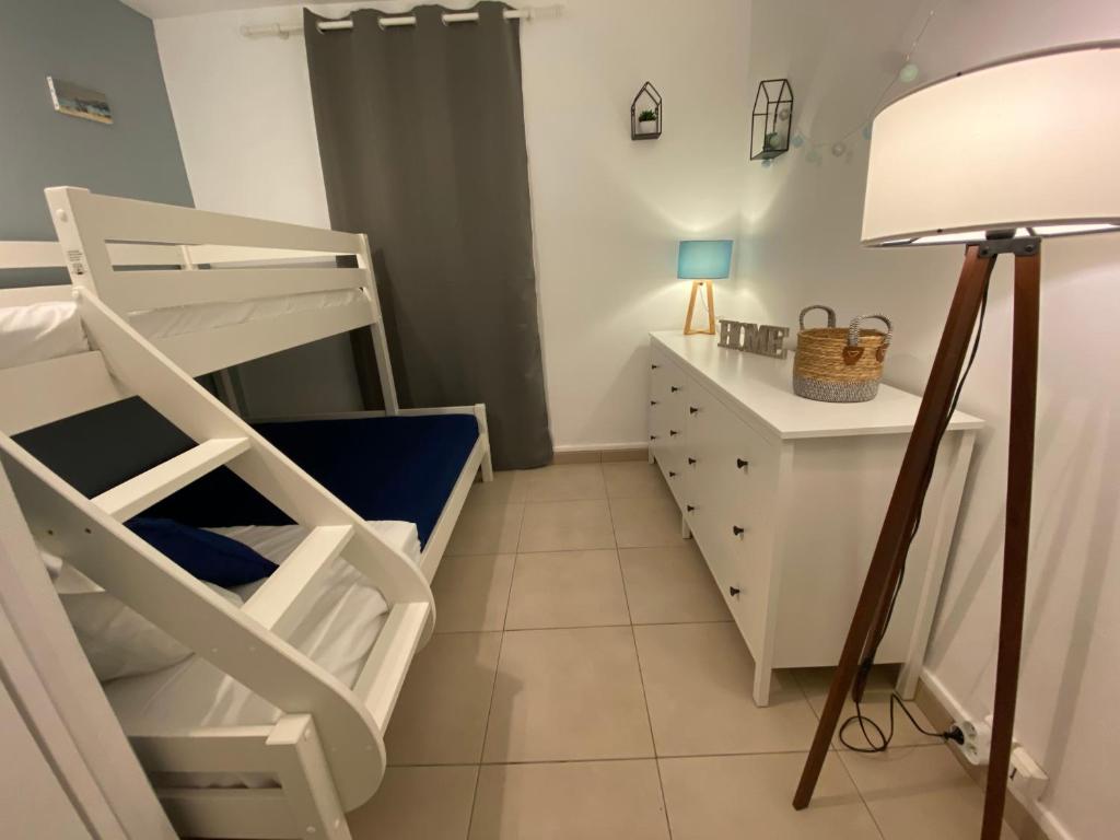 Postel nebo postele na pokoji v ubytování Albiréo, appt cosy en front de mer