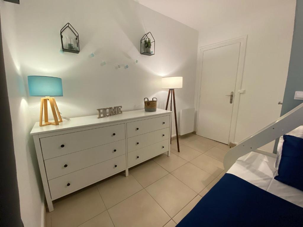 Postel nebo postele na pokoji v ubytování Albiréo, appt cosy en front de mer