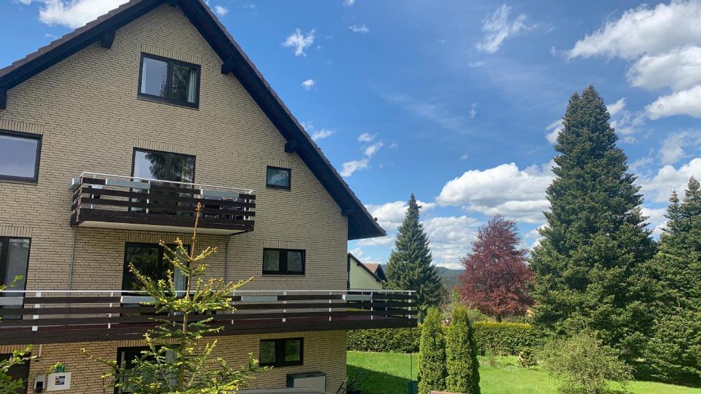 a house with a balcony on the side of it at Pension Harzkieker in Altenau