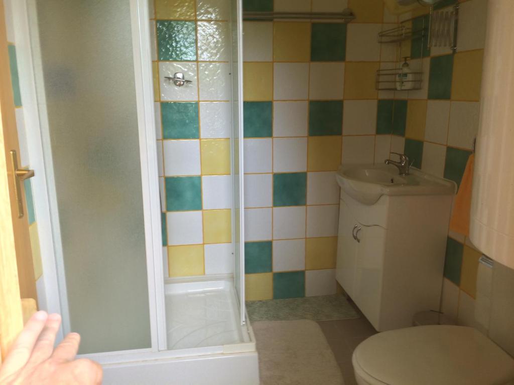 Koupelna v ubytování Őzike Apartmanházak