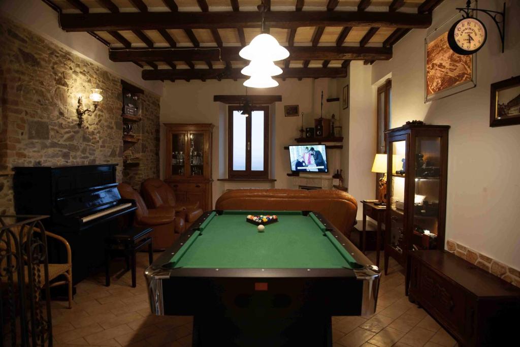una sala de estar con una mesa de billar. en Maison Vannina, en Marsciano