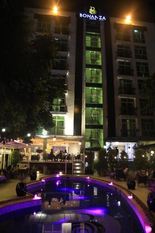 un gran edificio con luces púrpuras delante de él en Bonanza Addis Hotel, en Addis Ababa