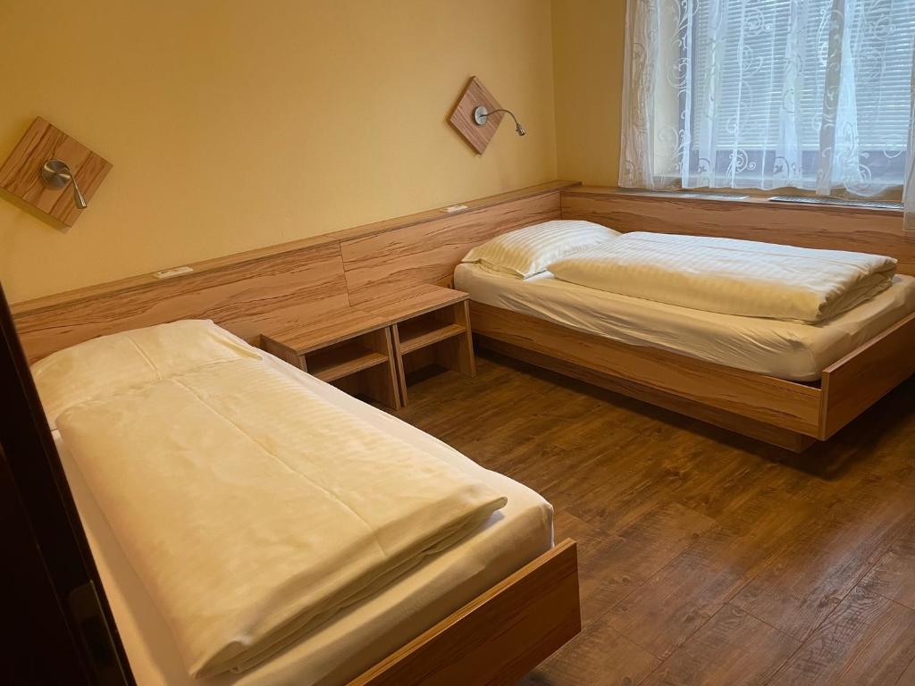 Postel nebo postele na pokoji v ubytování Gasthof Franzl