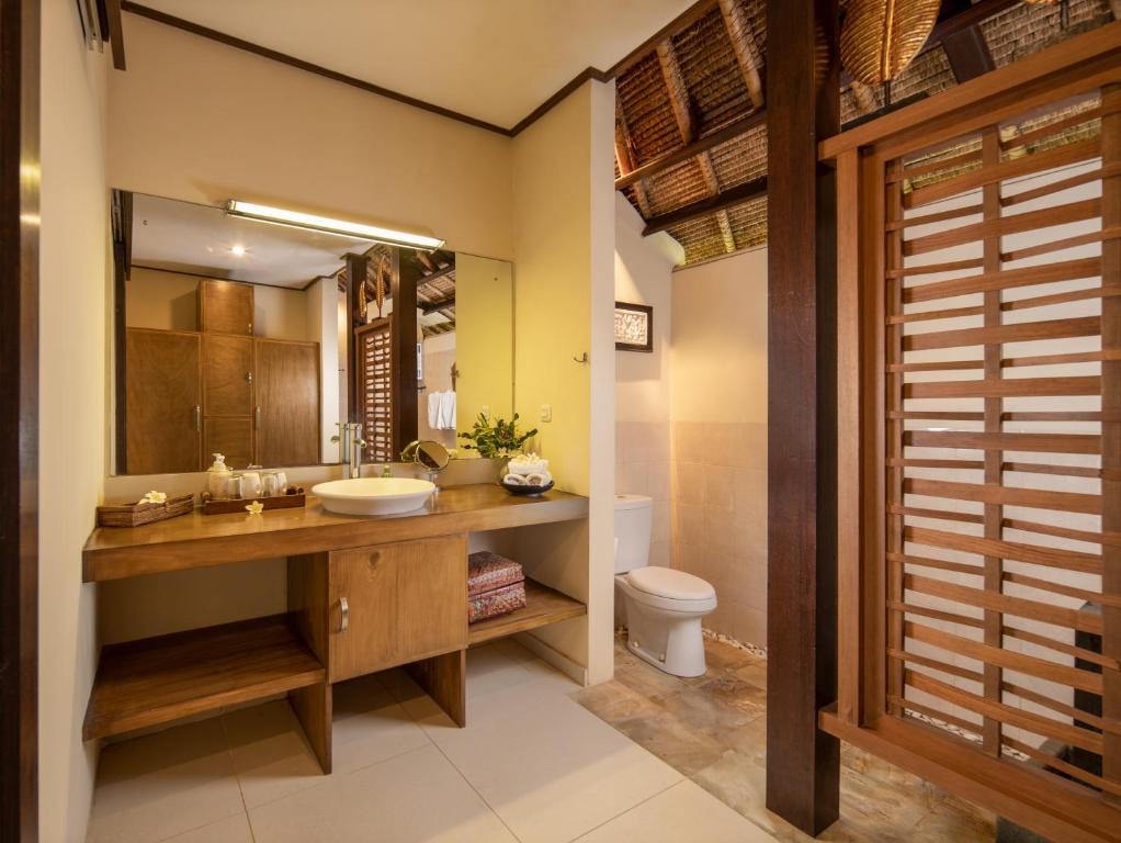 Vannituba majutusasutuses Alam Anda Ocean Front Resort & Spa CHSE Certified