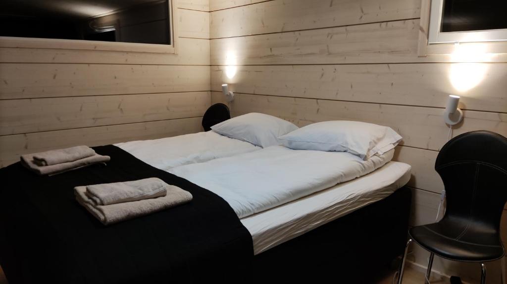 ein Bett in einem Zimmer mit zwei Handtüchern darauf in der Unterkunft Loma Luonnonlapsi Tuli-mökki in Sotkamo
