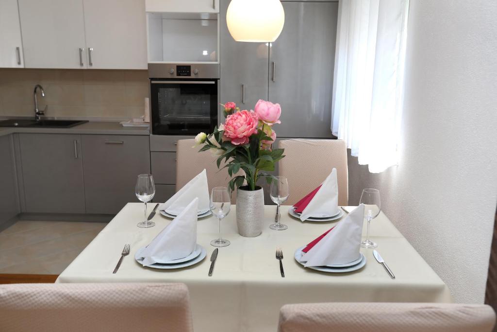 Kuchyňa alebo kuchynka v ubytovaní Apartmani Kolak