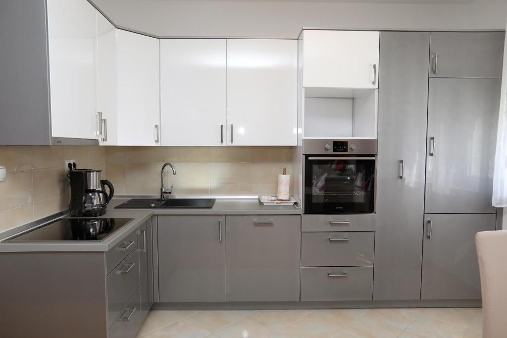 Kuchyňa alebo kuchynka v ubytovaní Apartmani Kolak
