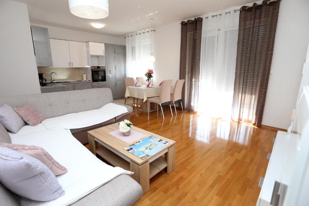 Kuchyňa alebo kuchynka v ubytovaní Apartmani Kolak