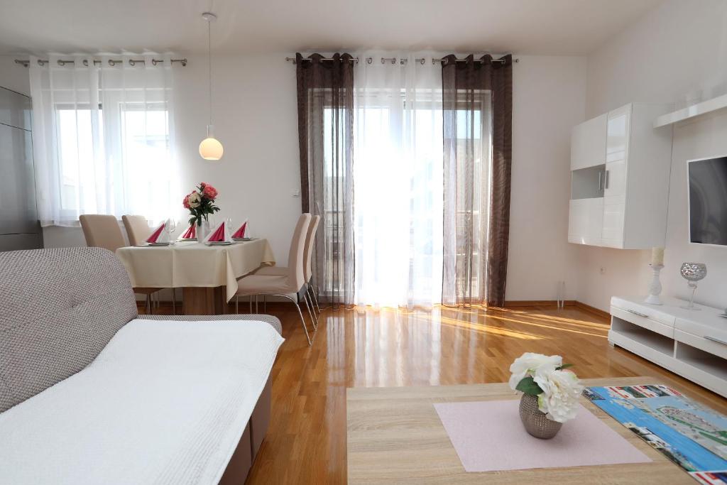 Televízia a/alebo spoločenská miestnosť v ubytovaní Apartmani Kolak