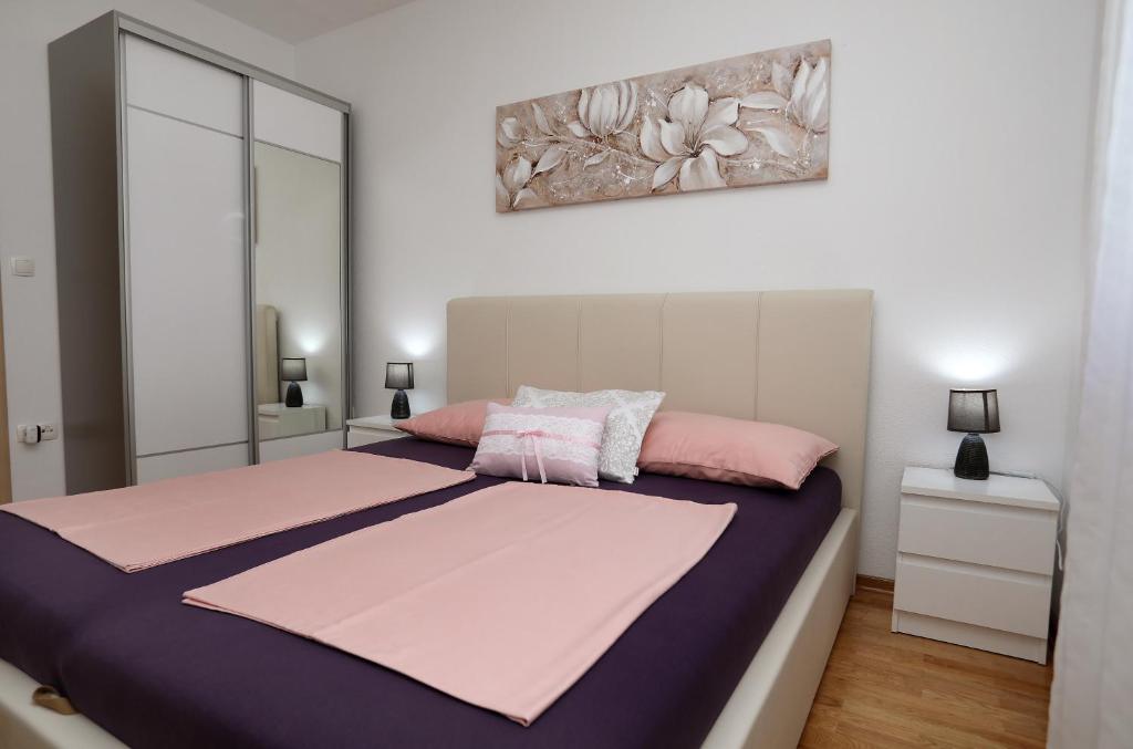Posteľ alebo postele v izbe v ubytovaní Apartmani Kolak