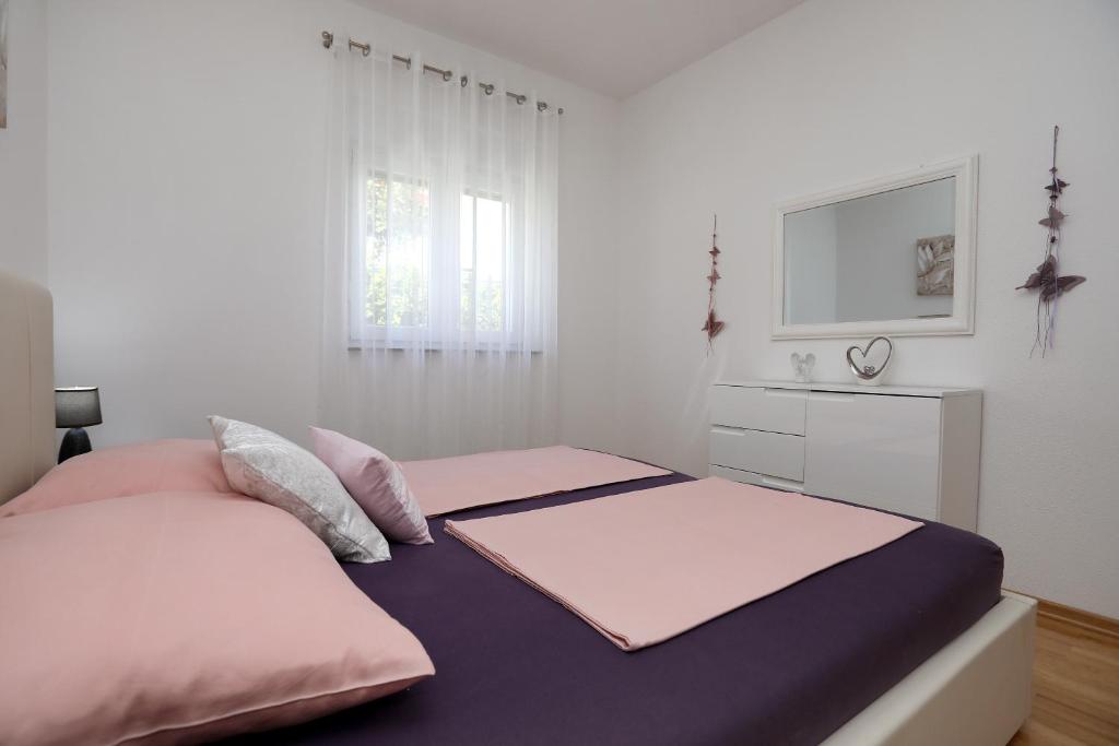 Posteľ alebo postele v izbe v ubytovaní Apartmani Kolak