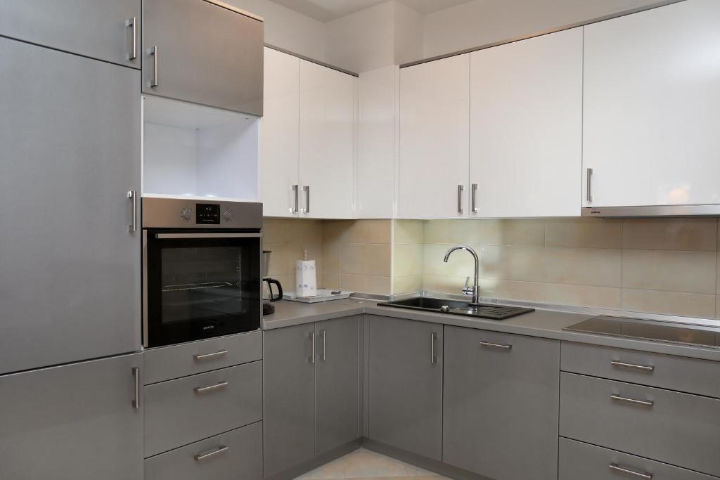 Kuchyňa alebo kuchynka v ubytovaní Apartmani Kolak