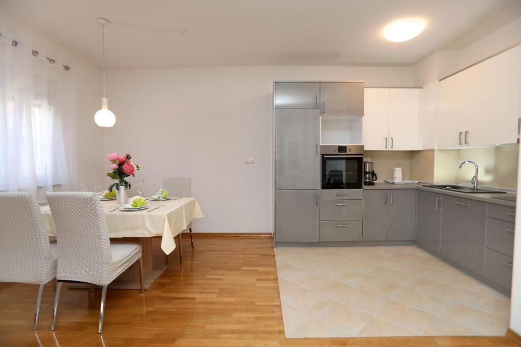 Kuchyňa alebo kuchynka v ubytovaní Apartmani Kolak