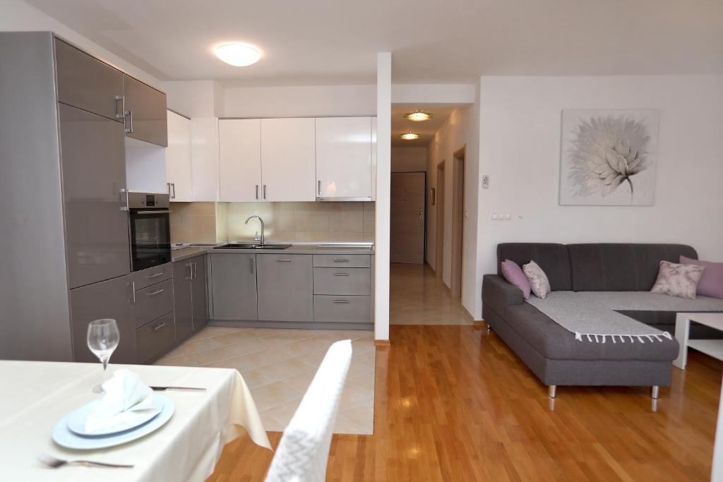 Kuchyňa alebo kuchynka v ubytovaní Apartmani Kolak