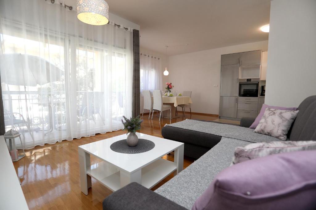Kuchyňa alebo kuchynka v ubytovaní Apartmani Kolak