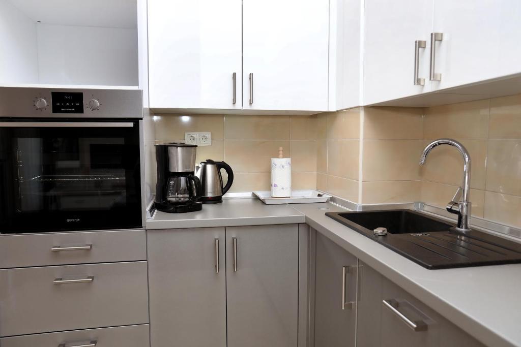 Kuchyňa alebo kuchynka v ubytovaní Apartmani Kolak
