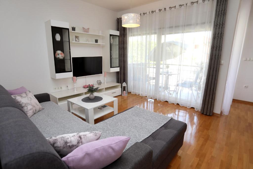 Televízia a/alebo spoločenská miestnosť v ubytovaní Apartmani Kolak
