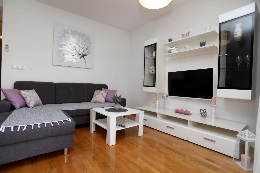 Televízia a/alebo spoločenská miestnosť v ubytovaní Apartmani Kolak