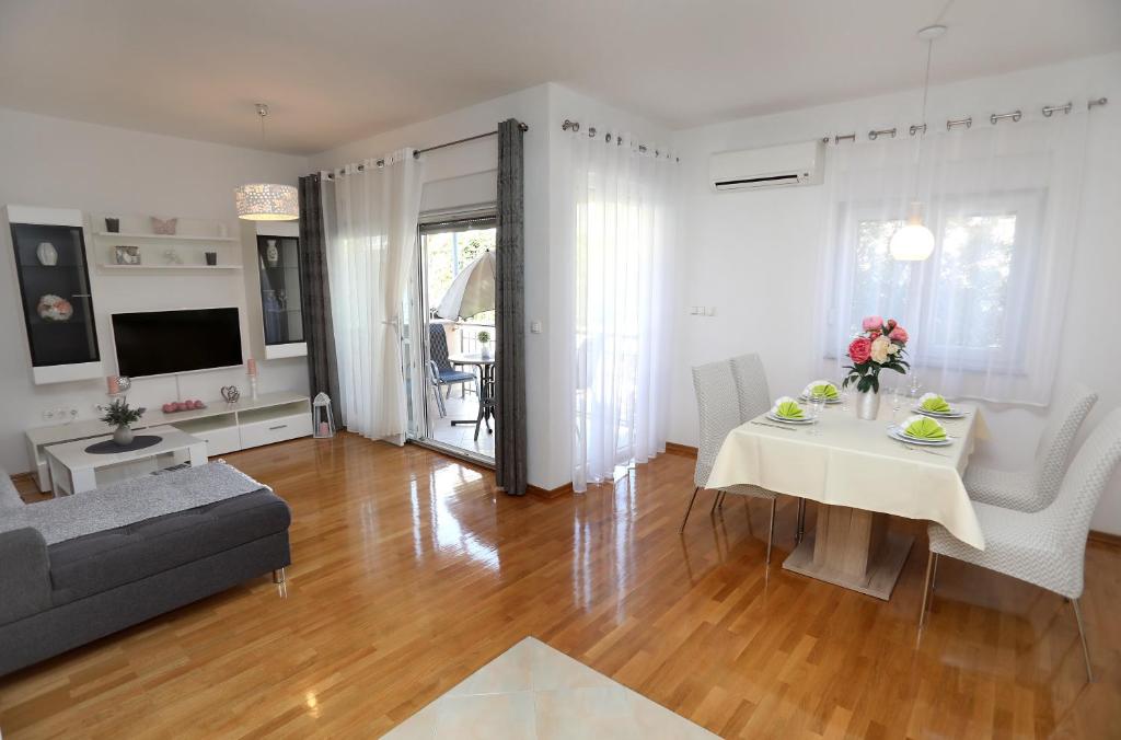 Televízia a/alebo spoločenská miestnosť v ubytovaní Apartmani Kolak