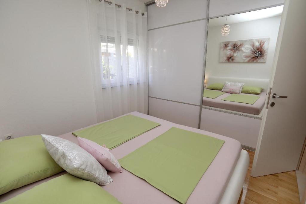 Posteľ alebo postele v izbe v ubytovaní Apartmani Kolak