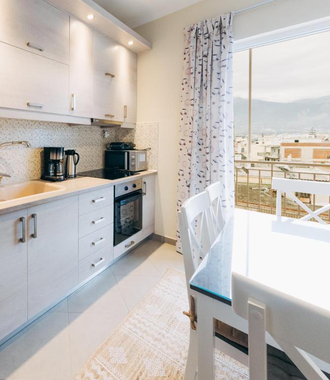 Kuchyň nebo kuchyňský kout v ubytování Best House Saint John, New Port of Patras