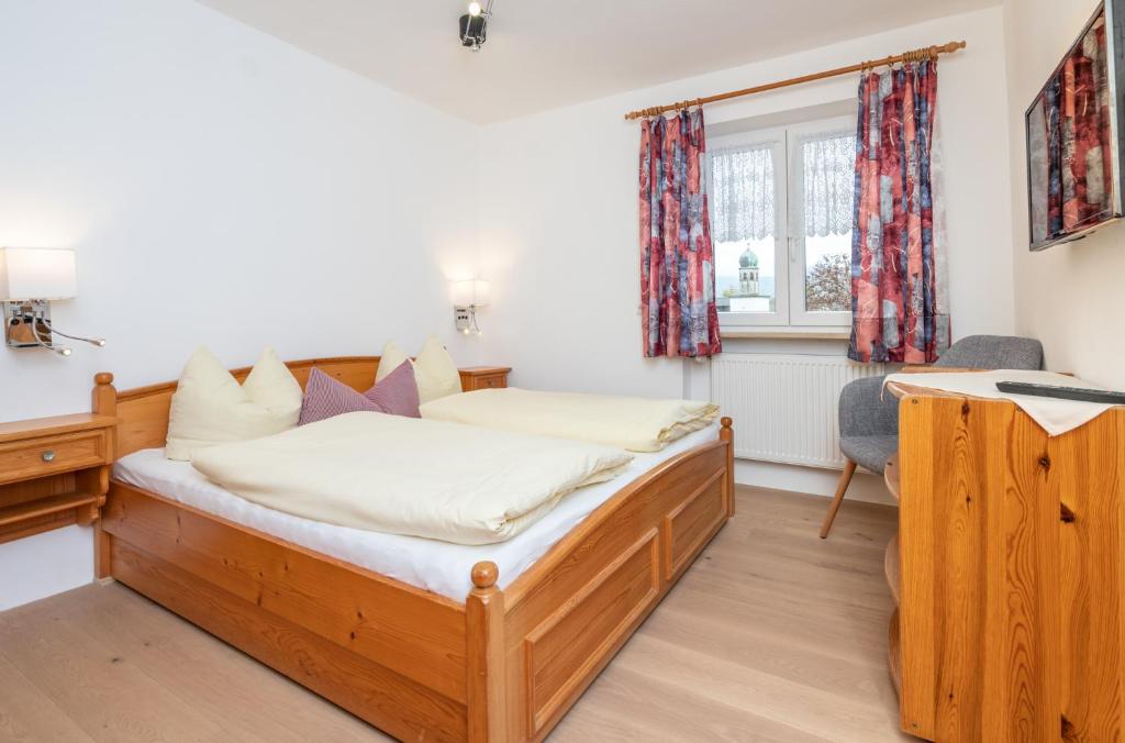 Postel nebo postele na pokoji v ubytování Gästehaus Kochelsee