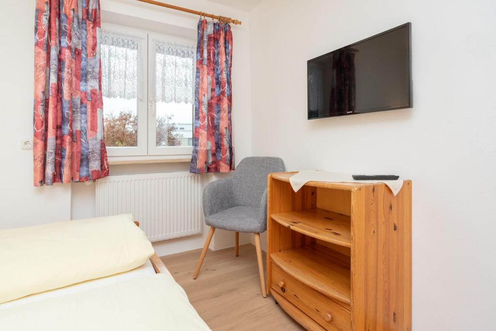 TV a/nebo společenská místnost v ubytování Gästehaus Kochelsee