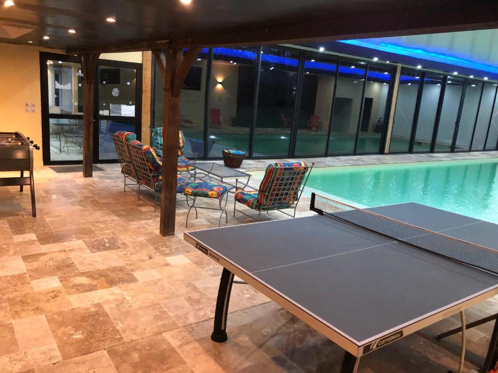 Cottage piscine intérieure31degrés ZOO LA FLECHE24H du Mans - Maison D'une Chambre