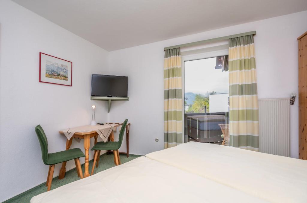 Postel nebo postele na pokoji v ubytování Gästehaus Kochelsee