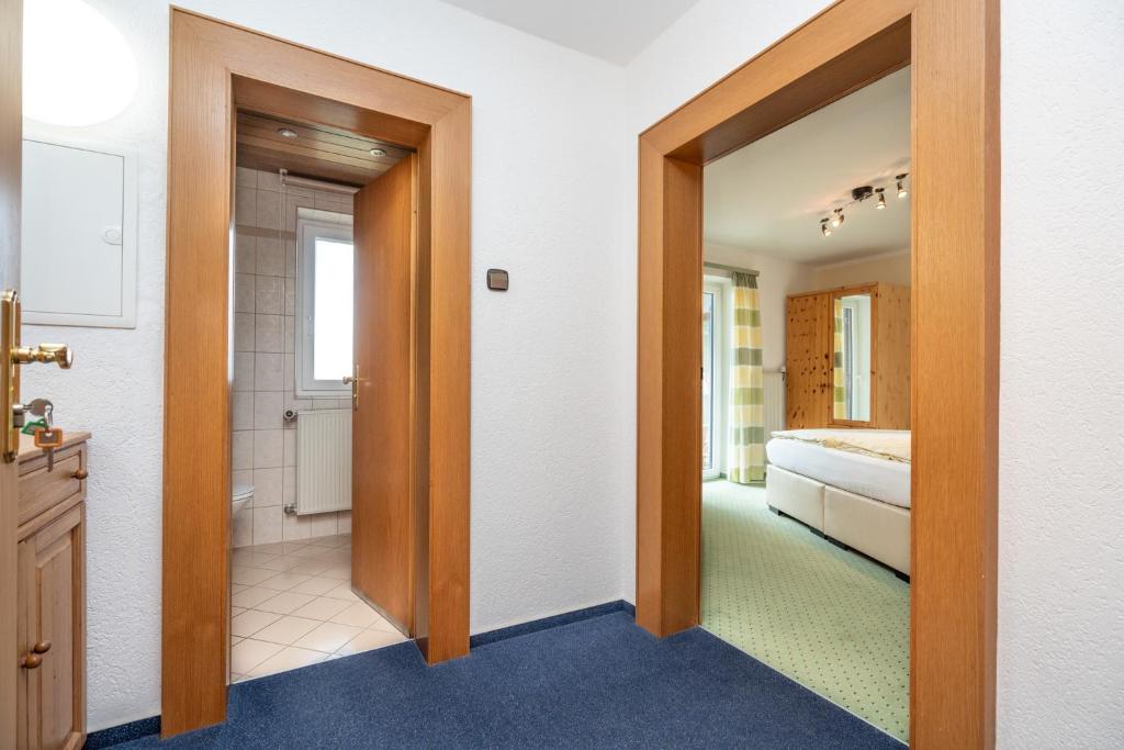 Postel nebo postele na pokoji v ubytování Gästehaus Kochelsee