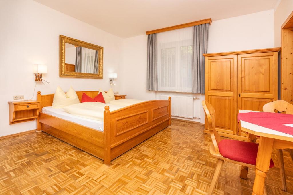 Postel nebo postele na pokoji v ubytování Gästehaus Kochelsee