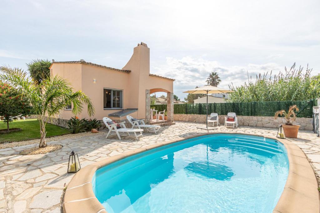 una piscina en el patio trasero de una casa en Casa Rilk, en Sant Pere Pescador