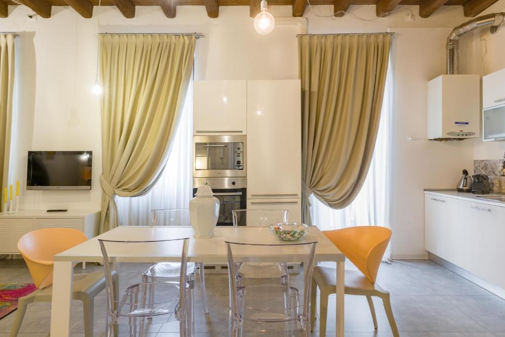 A kitchen or kitchenette at APPARTAMENTO AL CASTELLO
