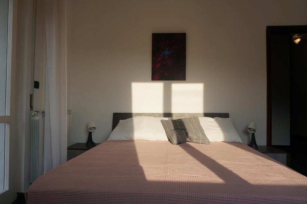 1 dormitorio con 1 cama con 2 almohadas en Appartamento Solilo 3 km da Sestri Levante, en Casarza Ligure