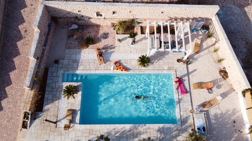 uma vista superior de uma piscina num resort em The Residence em Sibenik
