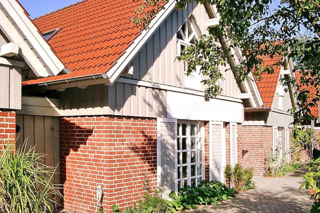 una casa de ladrillo con techo rojo en Holiday home Fischer Sien Huus, Steinhude, en Steinhude