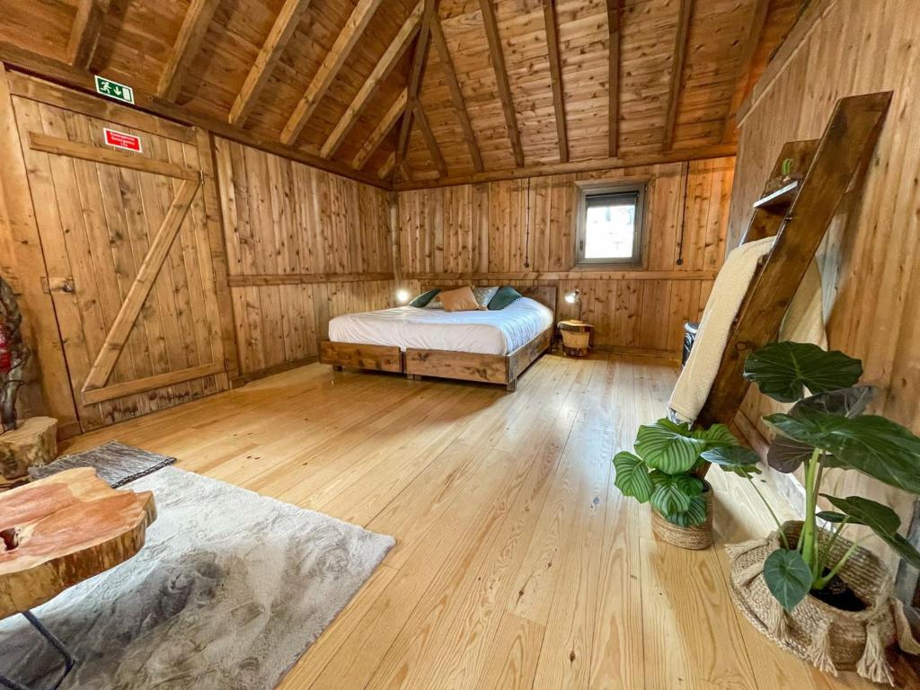 1 dormitorio con 1 cama en una cabaña de madera en Mountain Eco Shelters 2, en Funchal
