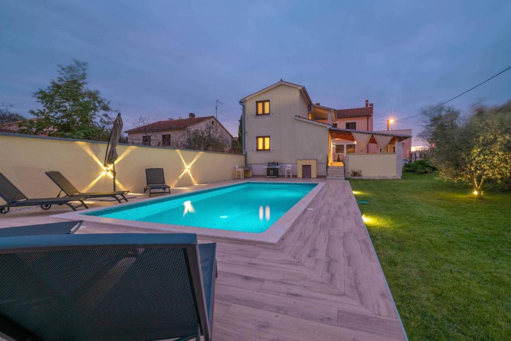 una piscina en el patio trasero de una casa en Captain Villa 2 km to the beach, en Vintijan