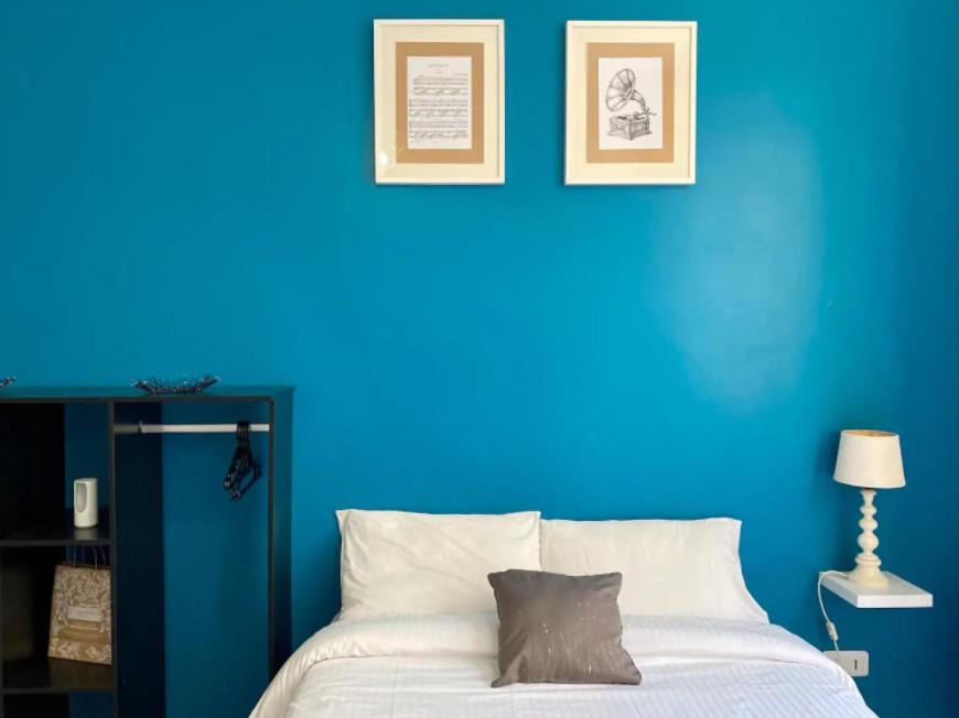una camera da letto blu con un letto con una parete blu di Budget studio Berlioz a Nizza