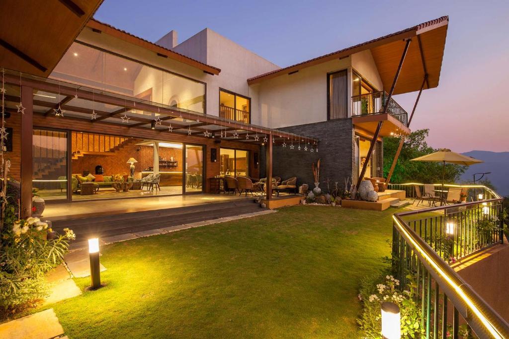 una imagen de una casa con jardín en Soul Tree Villa 50 Super Luxury Villa with heated plunge pool and jacuzzi, en Lavasa