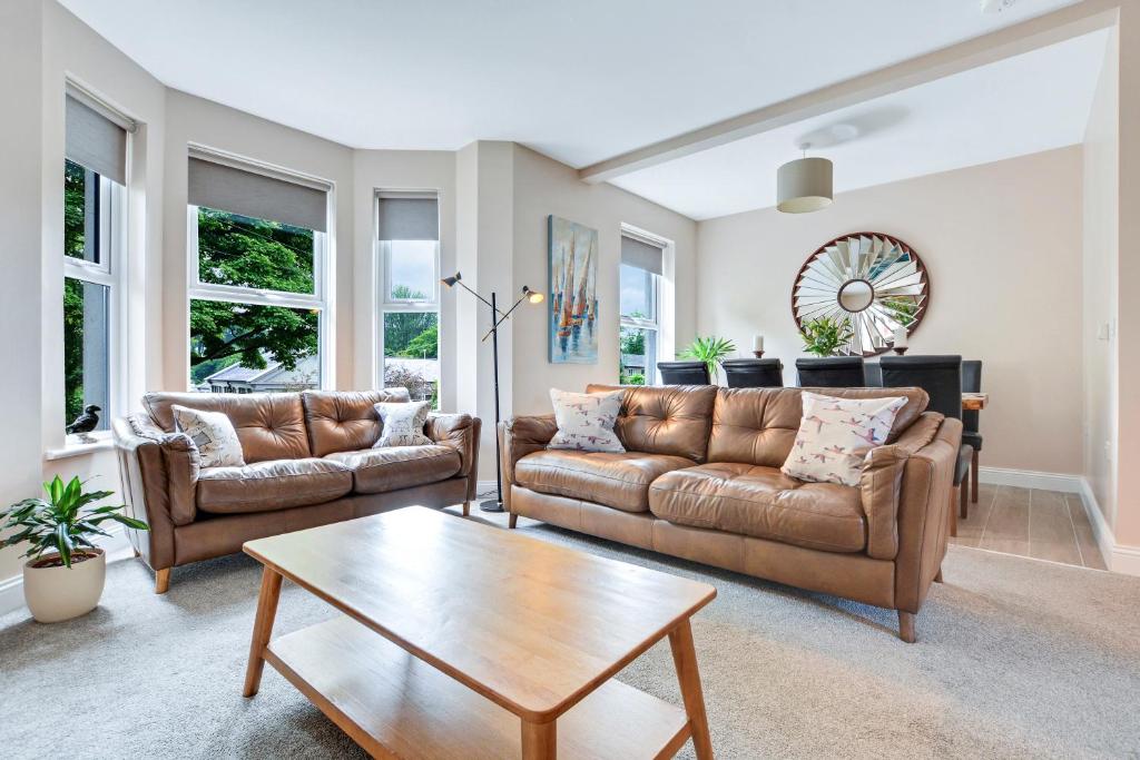 ein Wohnzimmer mit zwei Sofas und einem Couchtisch in der Unterkunft Quay House, North Coast 6 bedroom holiday home in Ballycastle