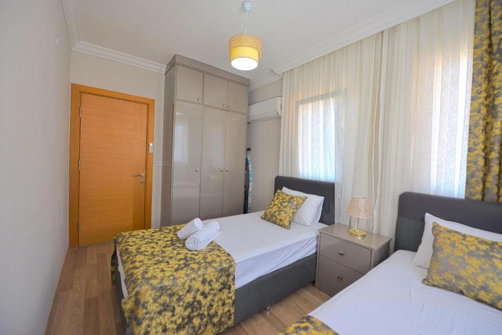 Postel nebo postele na pokoji v ubytování Ozgur City Residence